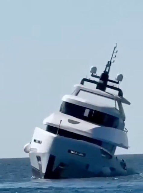 Capture d'écran montrant le yacht en train de couler 