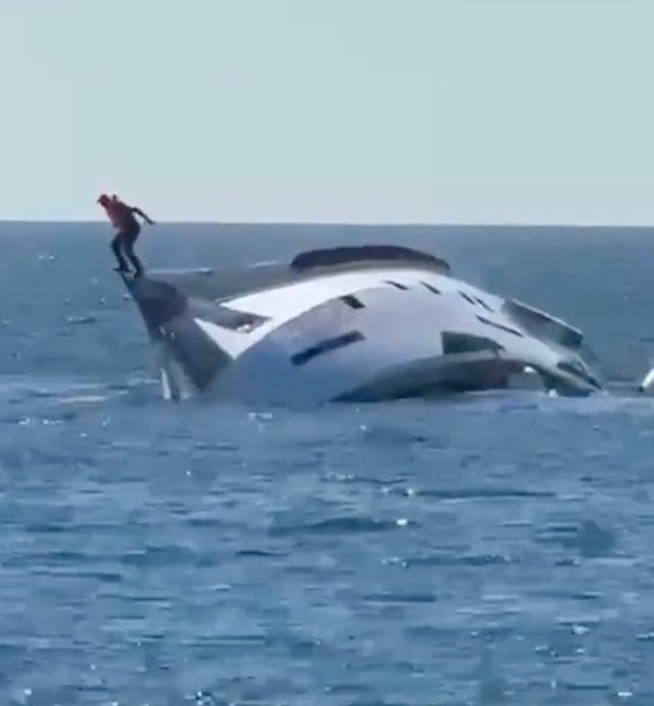 Capture d'écran montrant un passager du bateau sauter à l'eau
