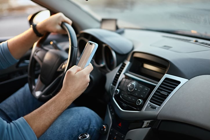 Un conducteur utilise son téléphone au volant