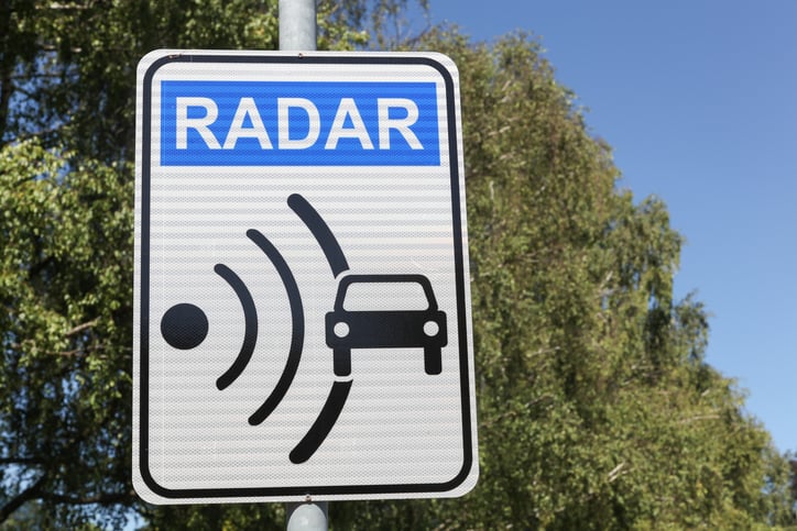 Un panneau indique un radar