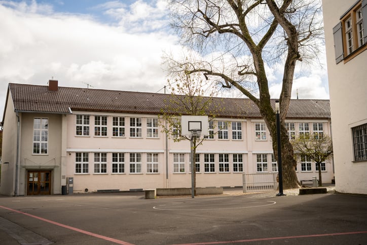 La cour d'un établissement scolaire