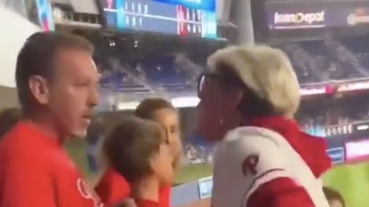 Image d'un incident en tribunes, lors d'un match de baseball opposant l'équipe des Phillies aux Marlins de Miami.