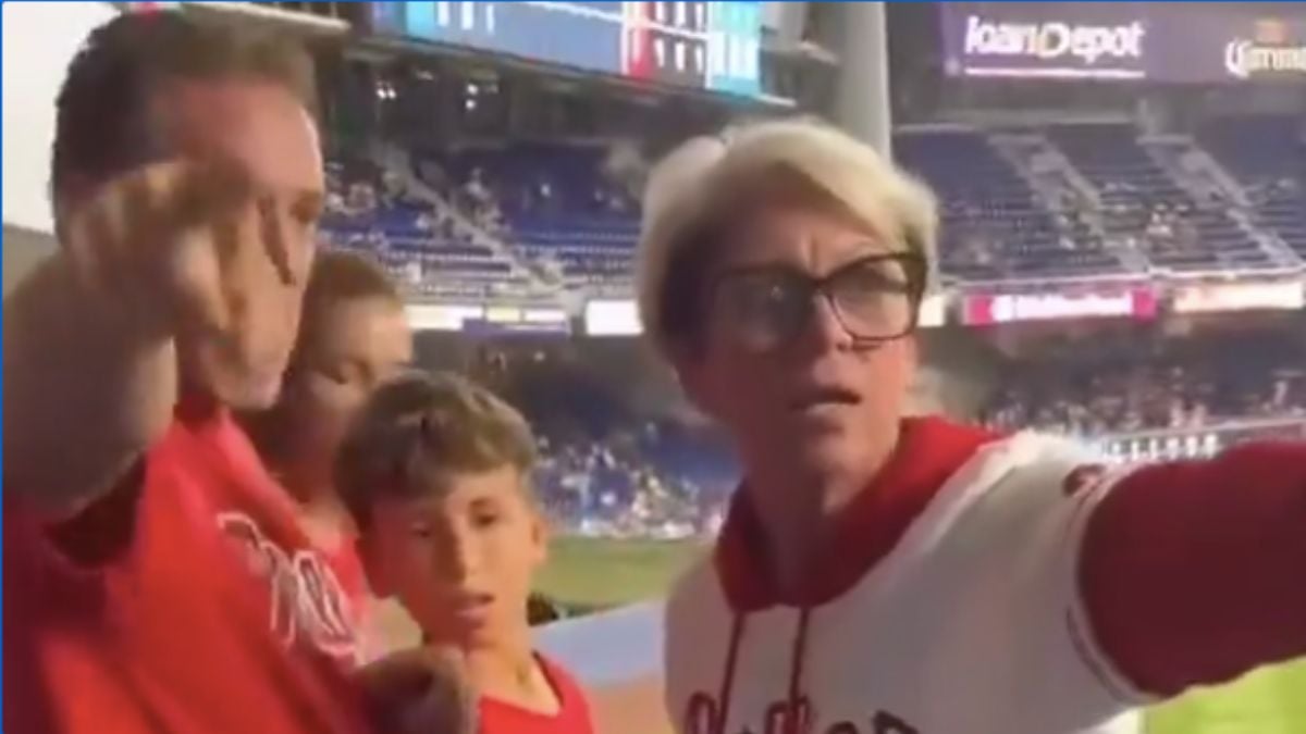 Image d'un incident en tribunes, lors d'un match de baseball opposant l'équipe des Phillies aux Marlins de Miami.