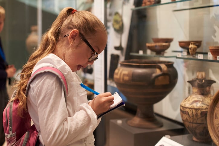 Une enfant dans un musée