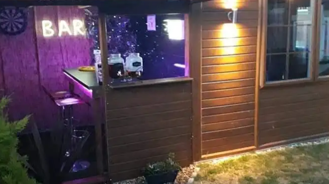 Le bar construit dans le jardin