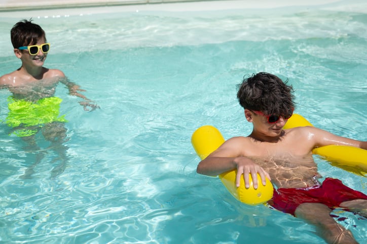 Des adolescents dans une piscine
