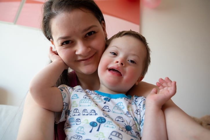 Une femme et un enfant trisomique