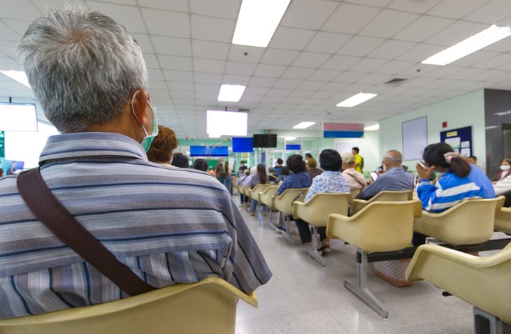 Des personnes attendent aux urgences