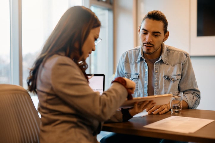 Un recruteur et un candidat lors d'un entretien