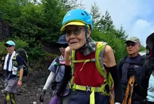 Kokichi Akuzawa lors de son ascension vers le mont Fuji