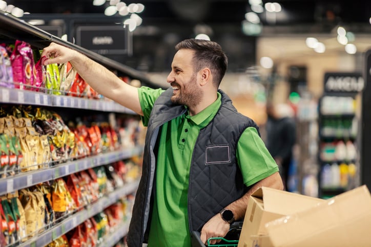 Un homme met des produits en rayon
