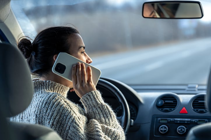 Une femme téléphone au volant d'une voiture