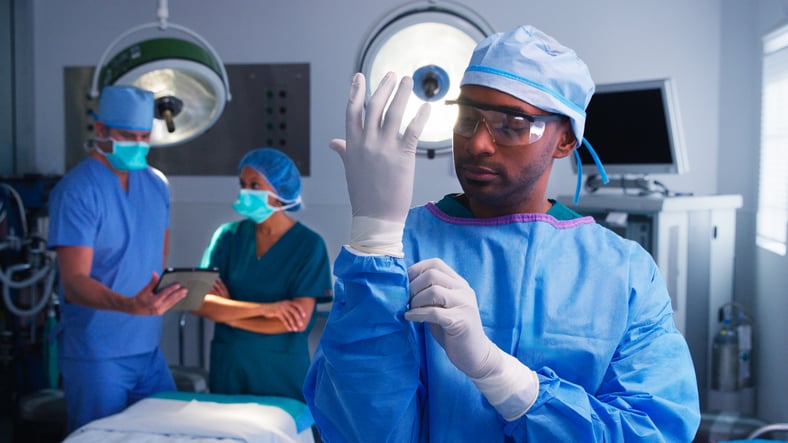Des médecins au bloc opératoire