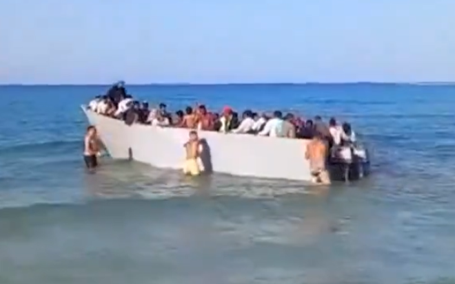 Les baigneurs repoussent le bateau de migrants
