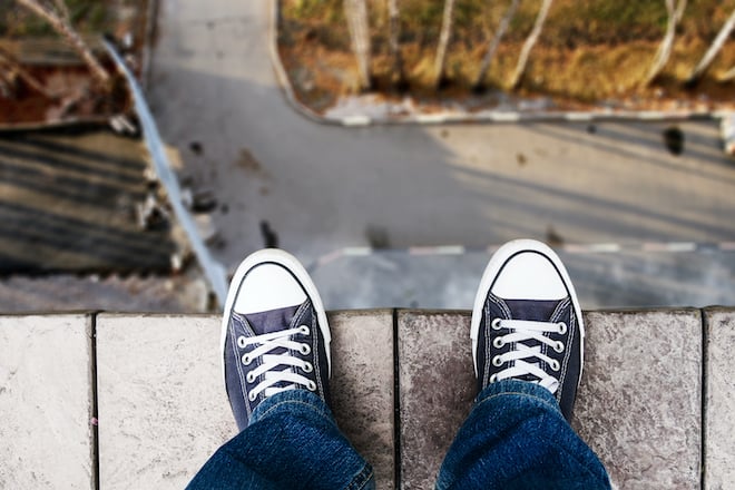 Un homme suicidaire, sur le point de se jeter du haut d'un immeuble