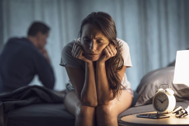 Un couple dans sa chambre à coucher
