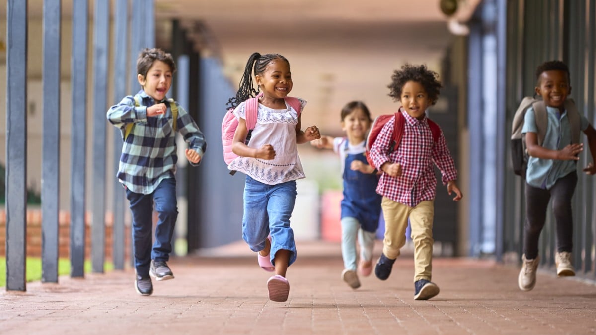 Des enfants courent dans une école