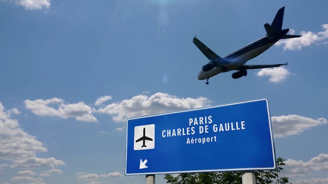 Panneau indiquant la direction de l'aéroport Paris-Charles-de-Gaulle