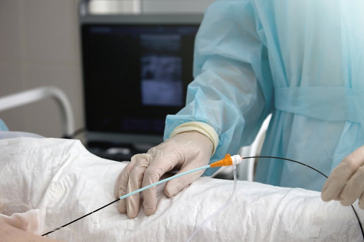 Une infirmière lors d'une opération chirurgicale