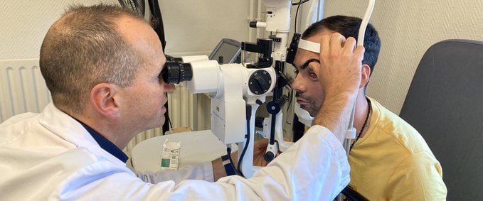 Dylan recouvre la vue grâce à une dent greffée dans l'oeil