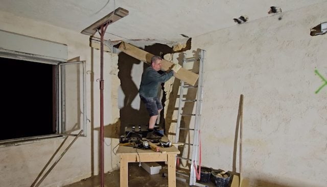 Jonathan Smith en train d'effectuer des travaux de rénovation