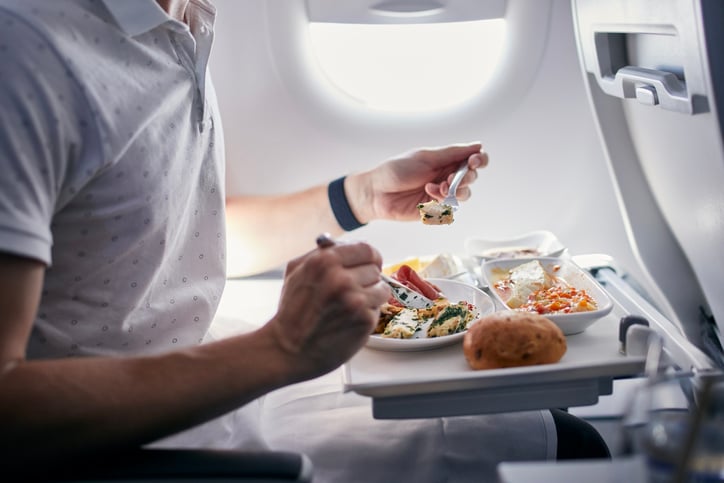 Un homme mange dans l'avion