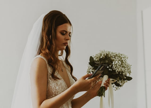 Une future mariée en train de regarder son téléphone