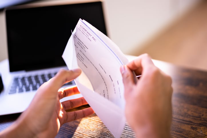 Un salarié reçoit sa fiche de paie