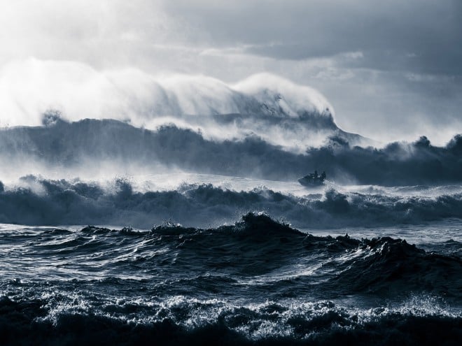 Des surfeurs dans les vagues