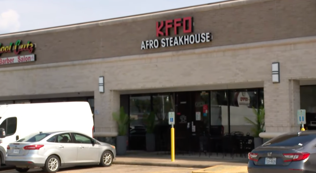 Parking du restaurant KFFO Afro Steakhouse de Houston, le 8 août 2025