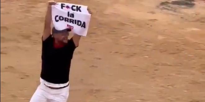L'influenceur Jeremstar, lors d'une action anti-corrida à Nîmes (Gard) le 19 septembre 2025