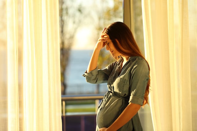 Une femme enceinte triste