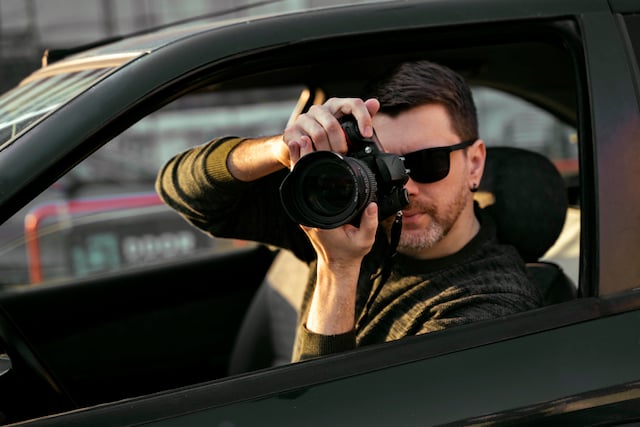 Un détective privé en train de prendre des photos