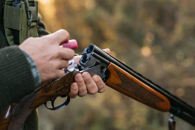 Un chasseur en train de charger son fusil 