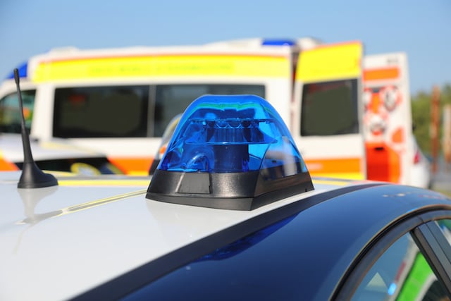 Une voiture de police et une ambulance présentes sur les lieux d'un accident 