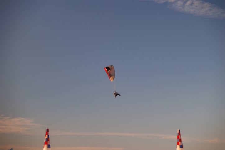 Un homme sautant en parachute