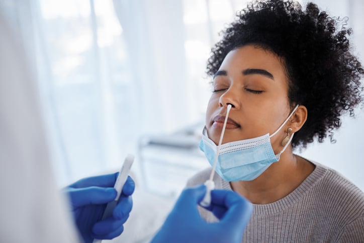 Une femme subissant un test de dépistage du Covid-19