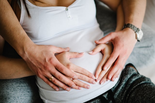 Un couple qui attend un enfant