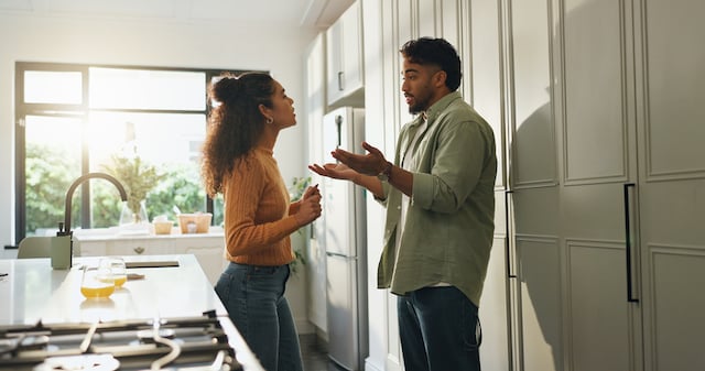 Un homme et une femme en train de se disputer