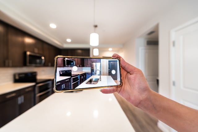 Une personne en train de photographier une cuisine 