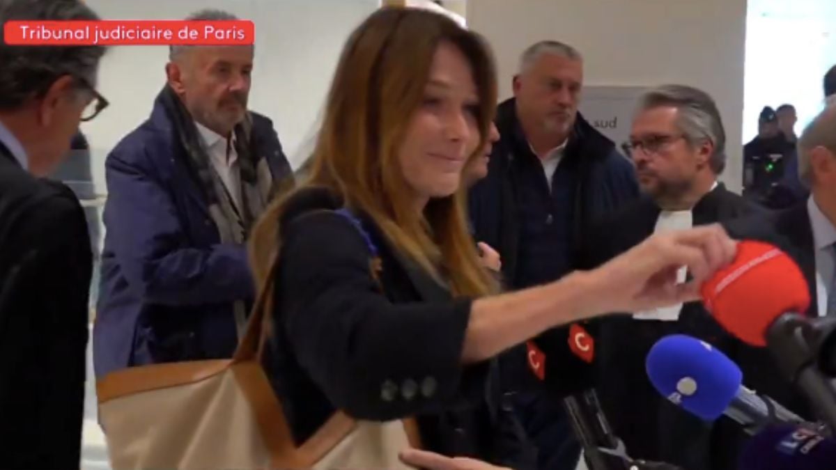 Carla Bruni en train d'arracher la bonnette du micro d'un journaliste de Mediapart, le 25 septembre 2025