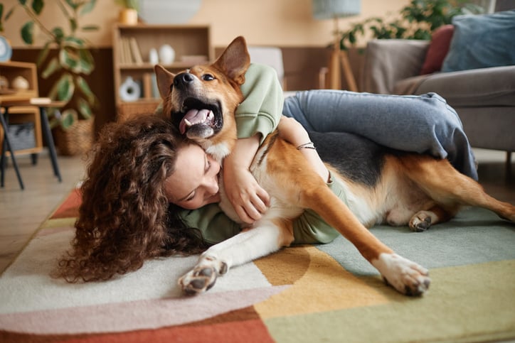 Une femme et son chien