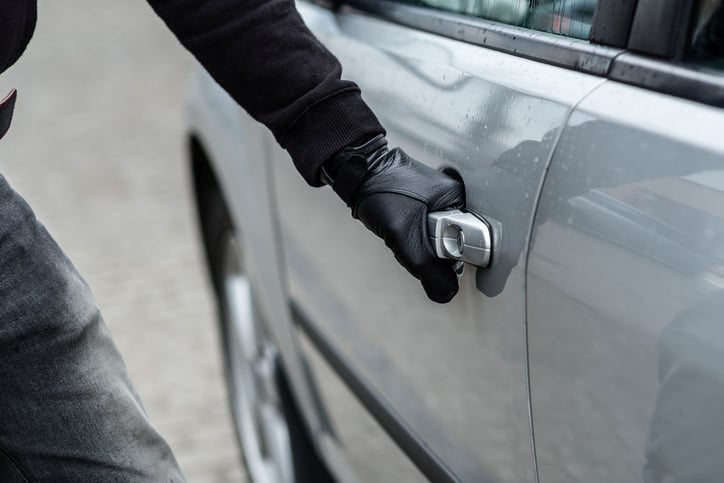 Un voleur tente de voler un véhicule