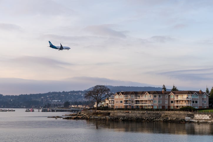 Un avion au-dessus d'une ville