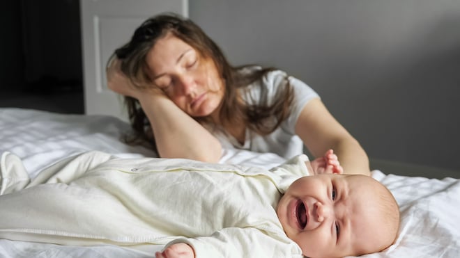 Une nounou délaisse un bébé qui pleure 