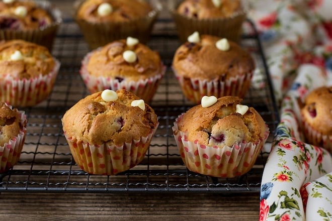 Muffins moelleux au chocolat blanc et aux framboises