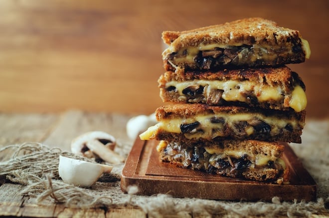 croque monsieur au fromage fondant et champignons