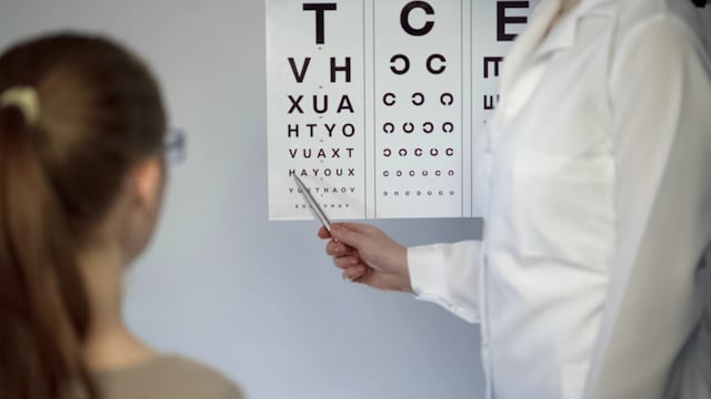 Une fillette qui teste sa vue