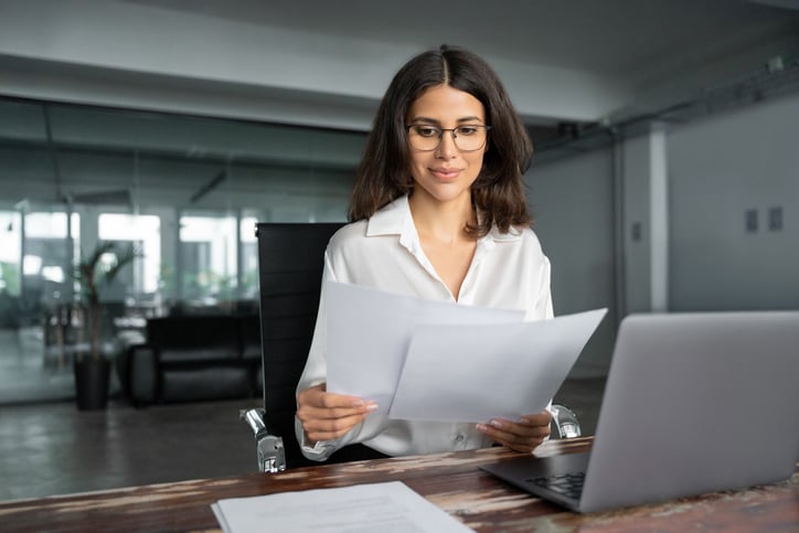 Une femme en reconversion consulte des notes