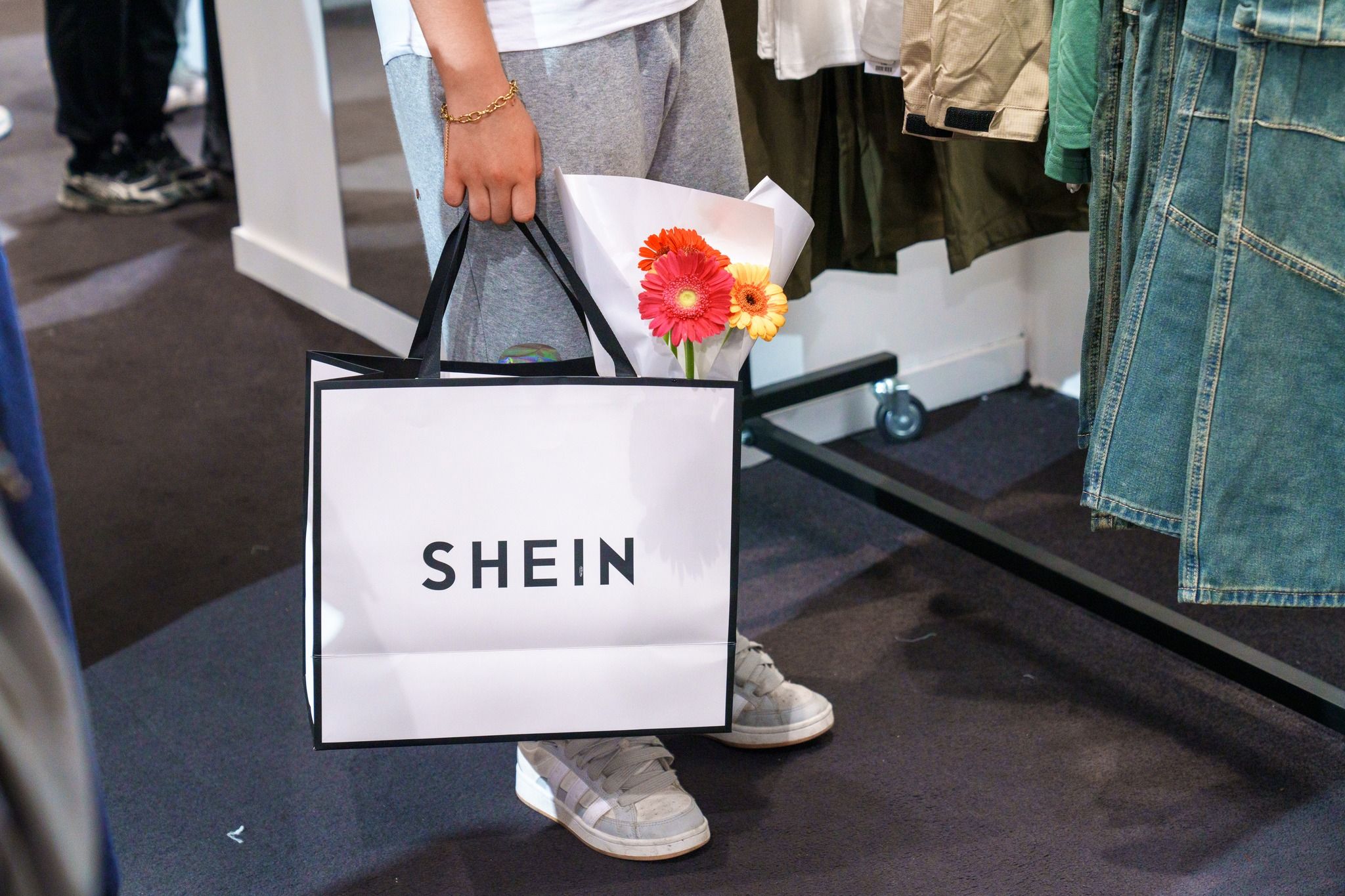 Un client avec un sac Shein